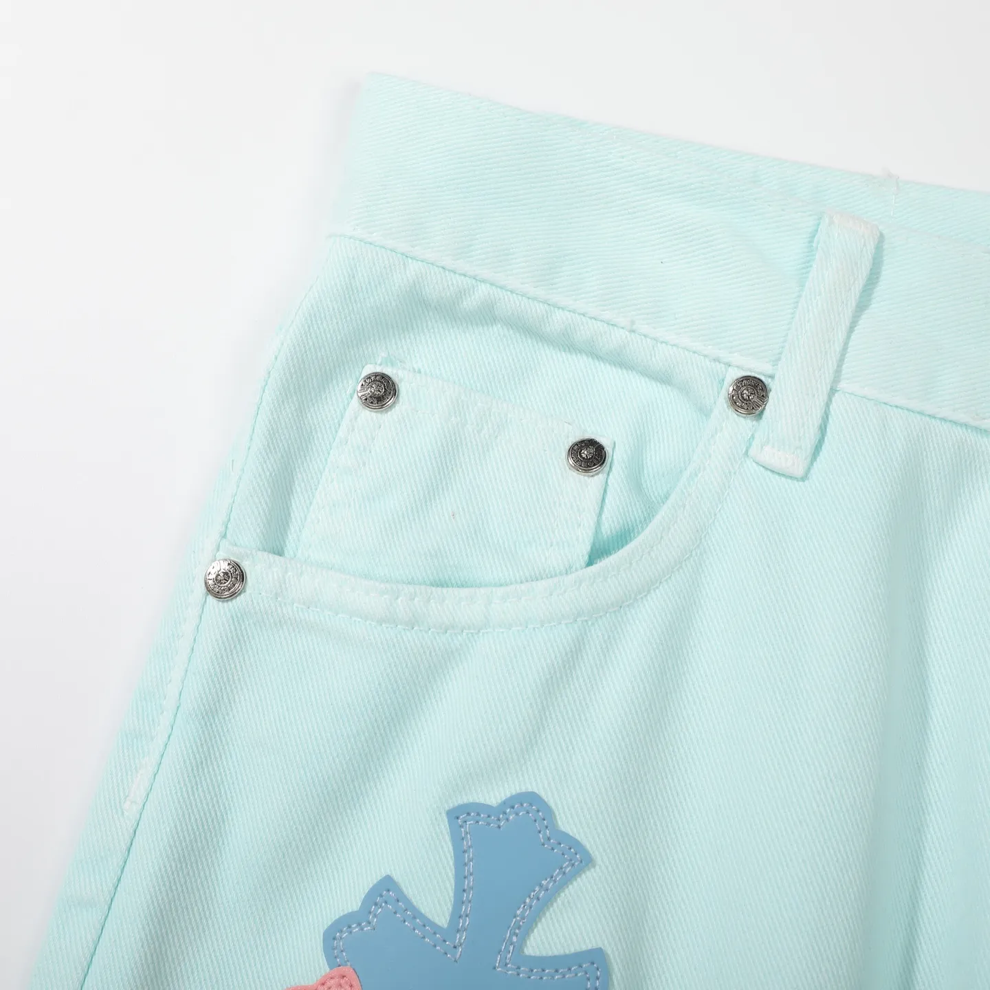 P260 Chrome Hearts light blue blue trousers, pink and blue patchwork leather couple's best friend jeans. CH jeans need to be washed and then disassembled and hand-stitched with sheepskin cross leather and then spliced ​​together. The whole piece has too many craftsmanship to explain. The patches are decorated with cross flowers, and the high-waisted washed jeans! ! Absolutely high-end luxury products, god-level single products and super popular products, made with top heavy industry, a must-see magic weapon. Customized hardware. The fabric is thick and soft after washing. It has good breathability. Customized small leather label. Unique design. The details are simple and elegant, and the workmanship is exquisite. The entire trousers are neatly routed and the details are in place! It’s so cool that both men and women can easily control the genderless trend! Color: Picture color Size: 28 30 32 34 36